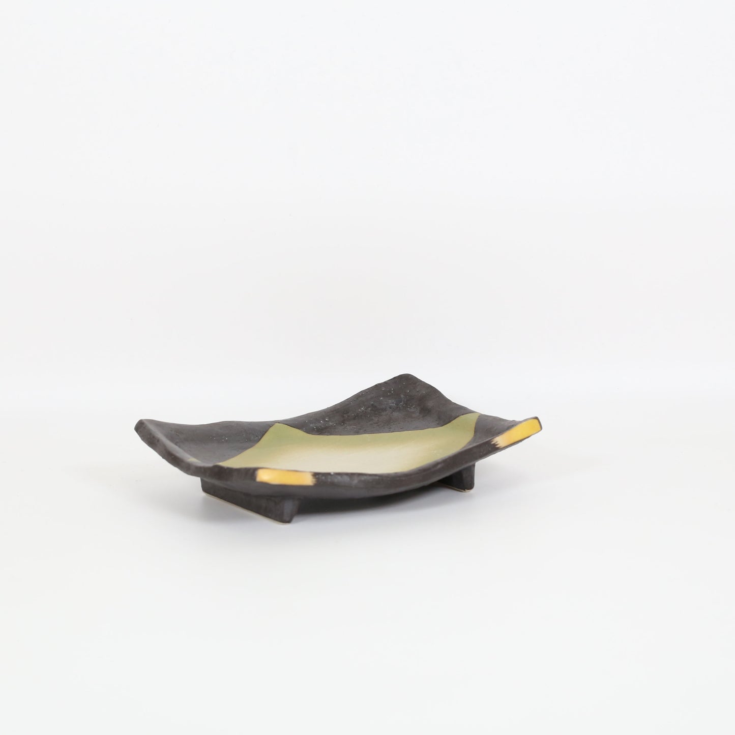 変型焼皿黒土グリーン菱型 ブラック 19cm