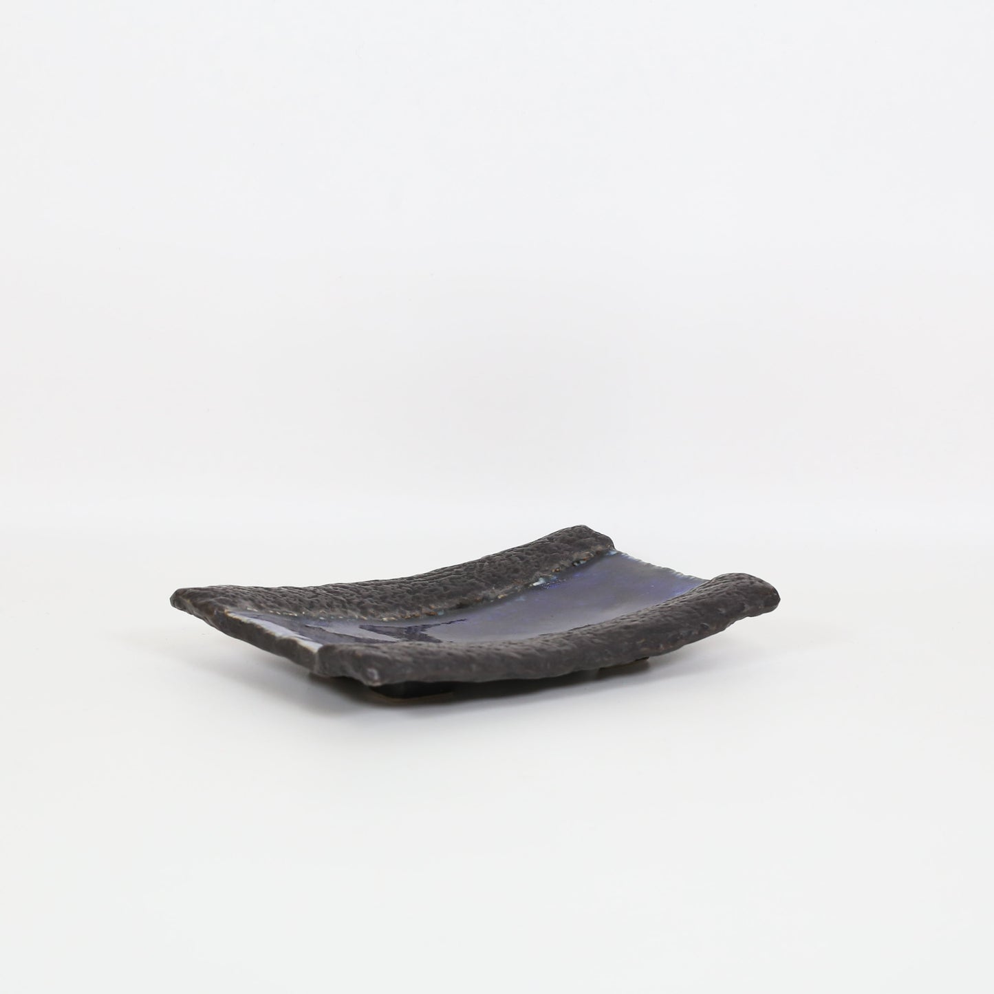石面口変皿黒焼〆釉流 ホワイト 19cm