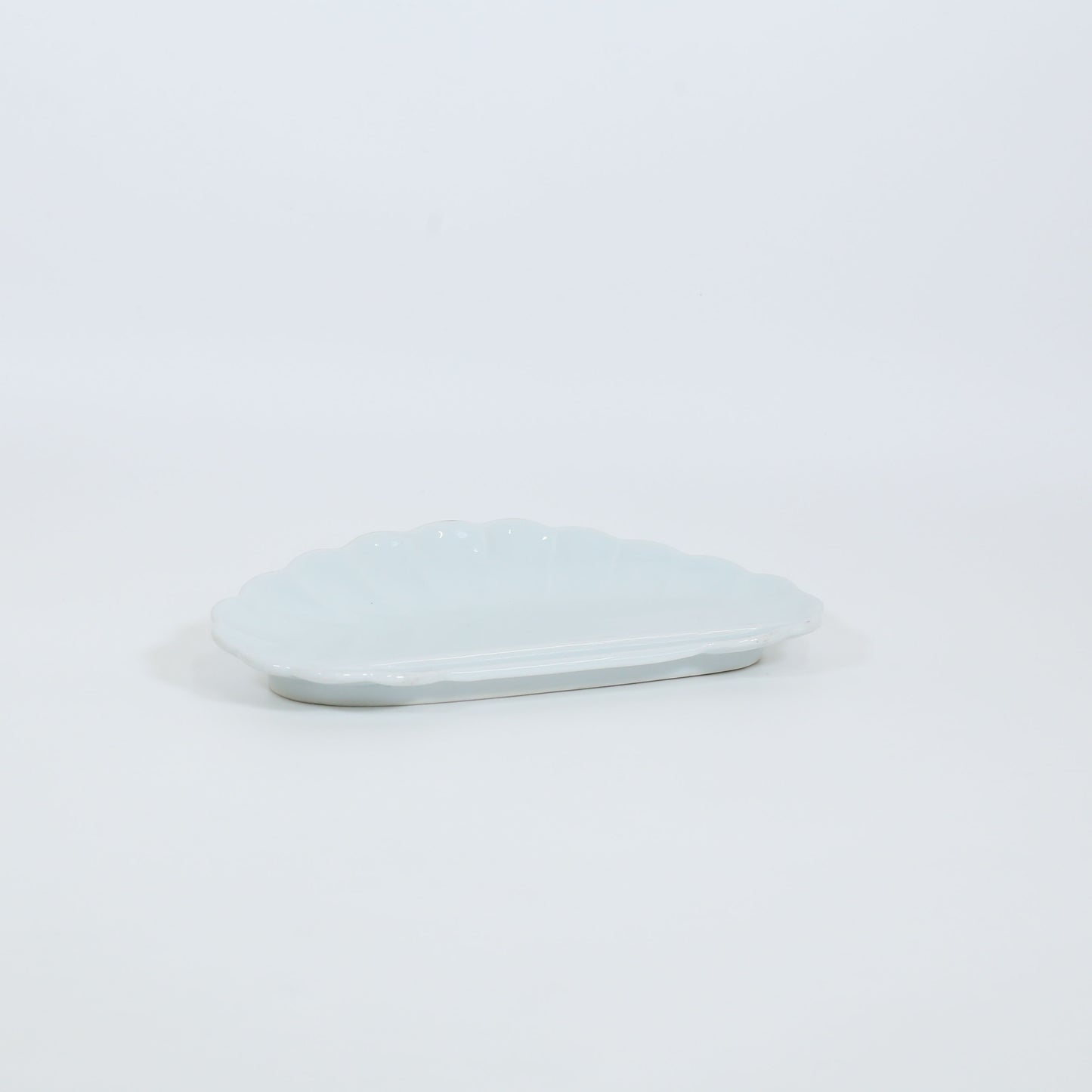 向上り付出皿白磁菊割 ホワイト 22cm