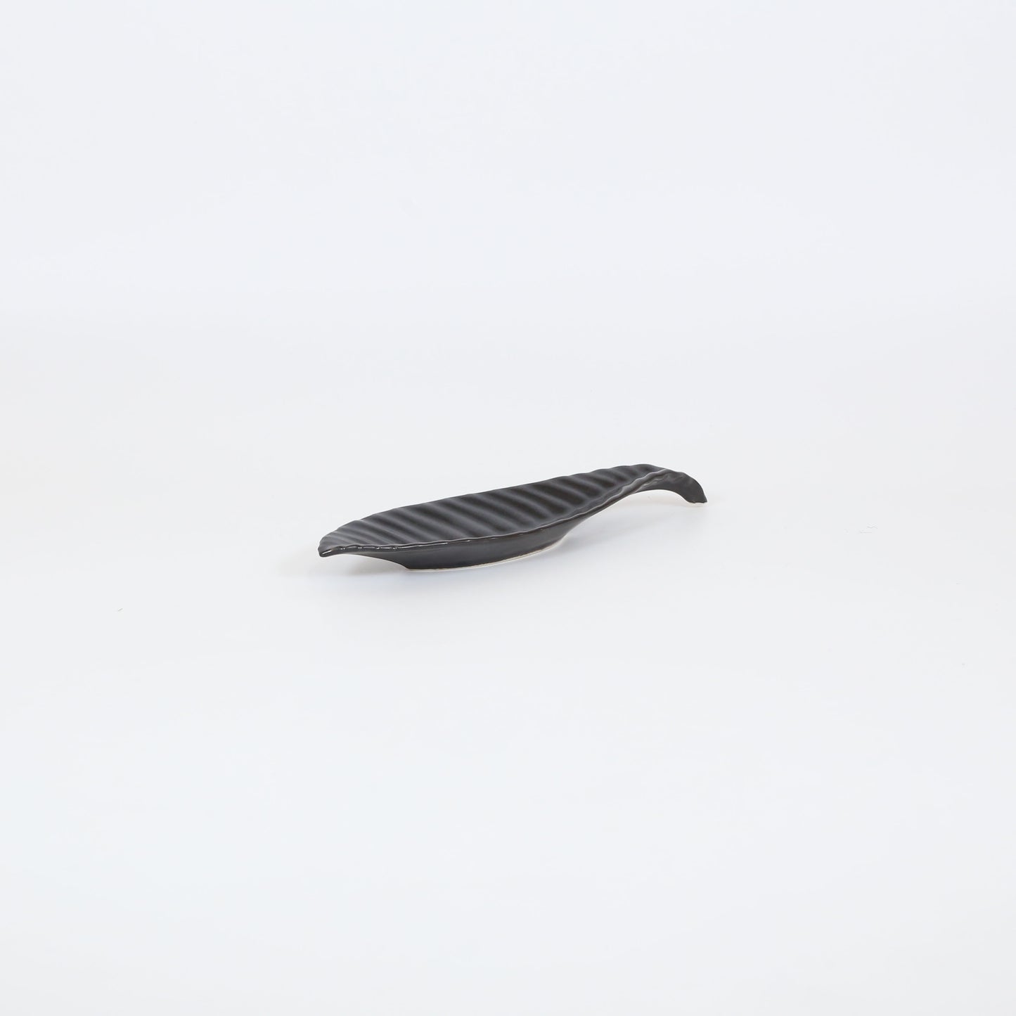 前菜皿木葉 ブラック 20cm