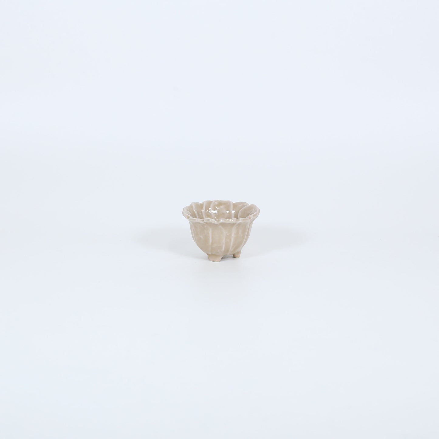 変型小付花型米釉 ベージュ 8cm