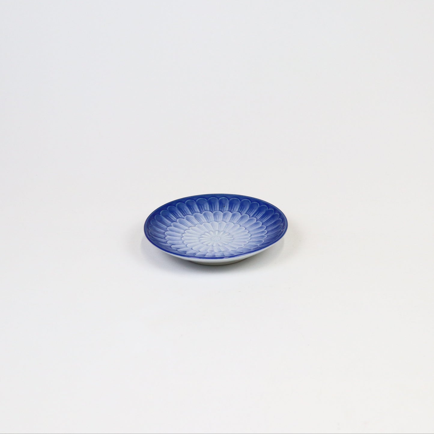 平丸皿呉須吹菊紋 ブルー 11cm