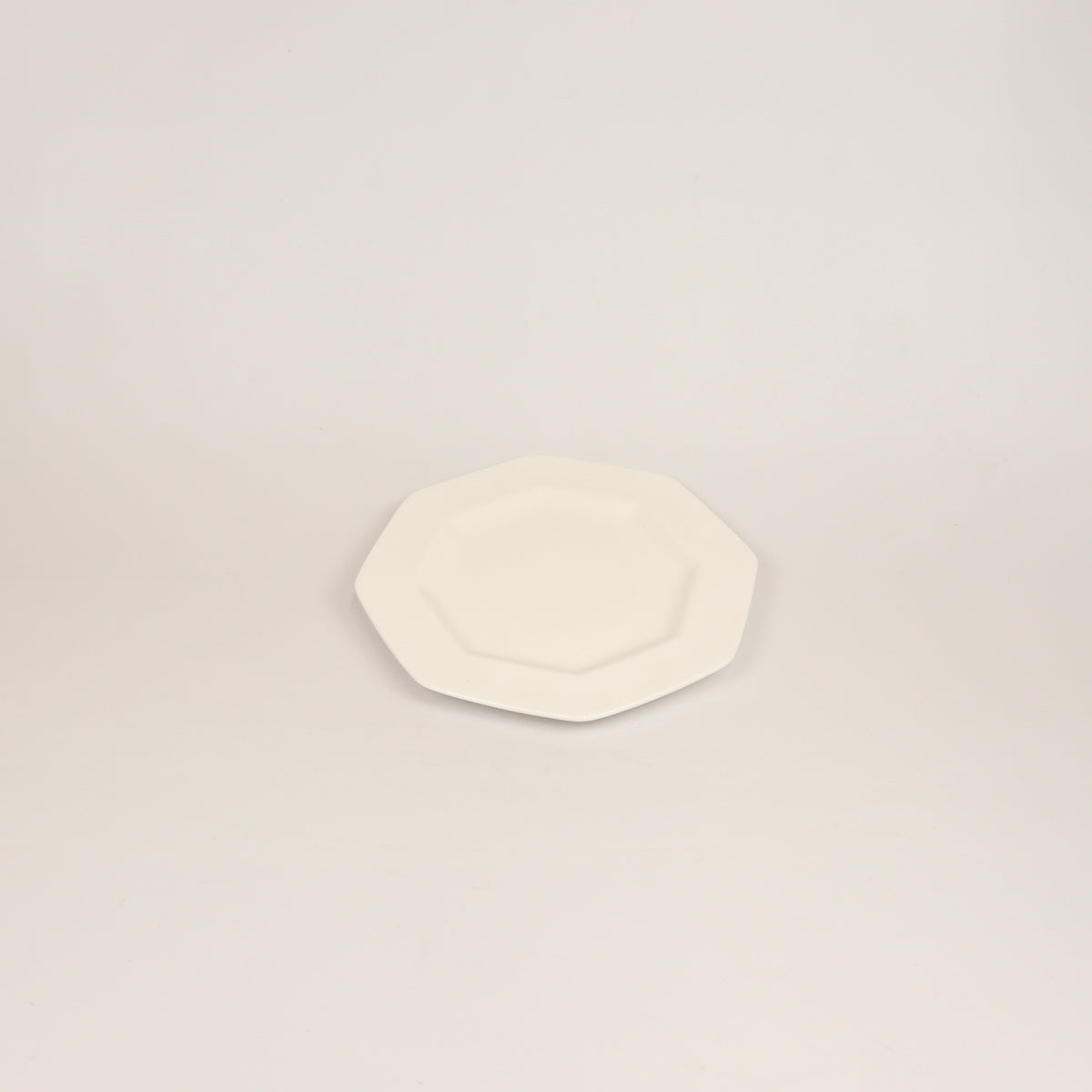 洋食器エイトアングルソーサー ホワイト 23cm