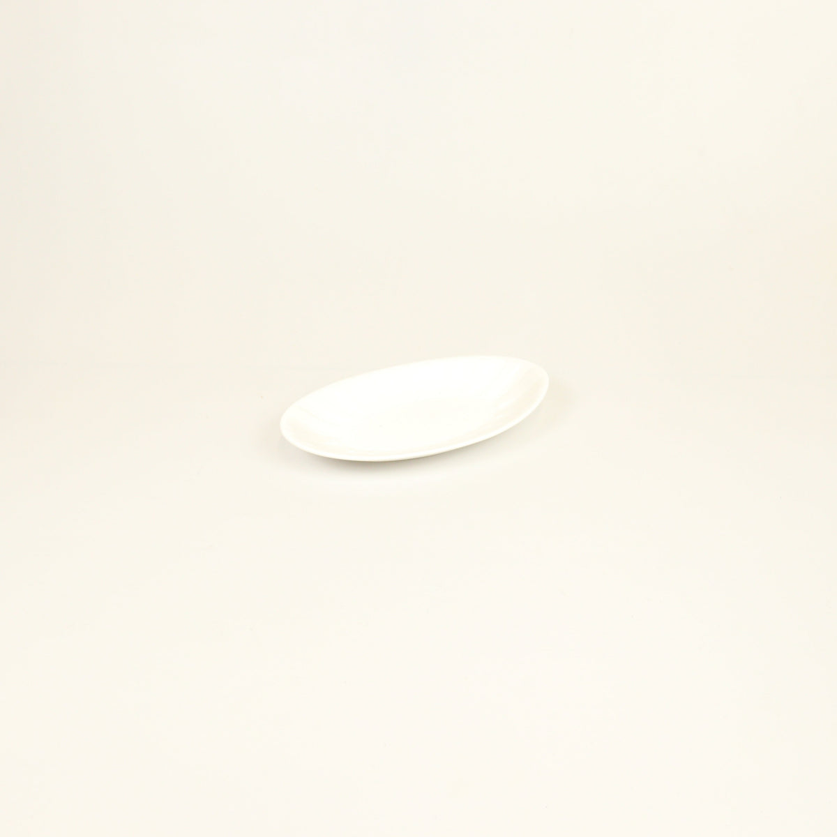 洋食器オーバルマーガレット ホワイト 22cm
