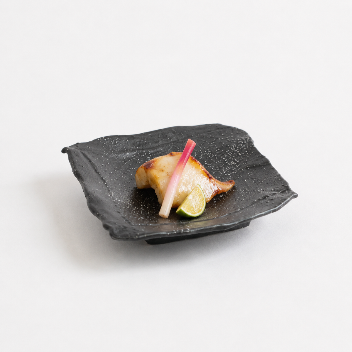 高台焼物皿御影黒角 ブラック 19cm
