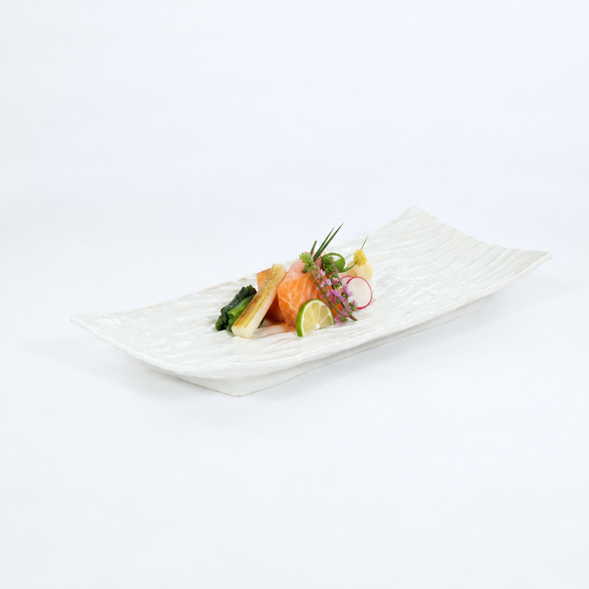 尺長角口変皿錦銀彩凪彫 ホワイト 31cm