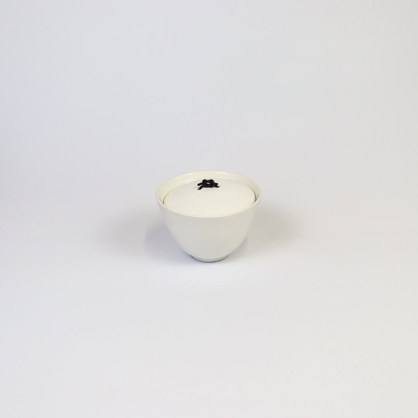 蓋物黒紐にぎり ホワイト 12cm