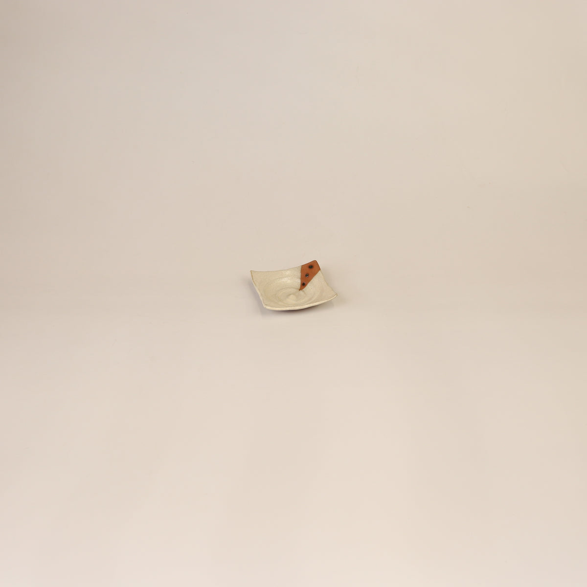 小皿千切角 ベージュ 9cm